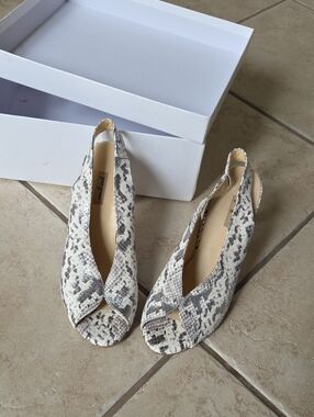 NWT Womens Snake-Print Peep-Toe Slingback Heels in White/Grey